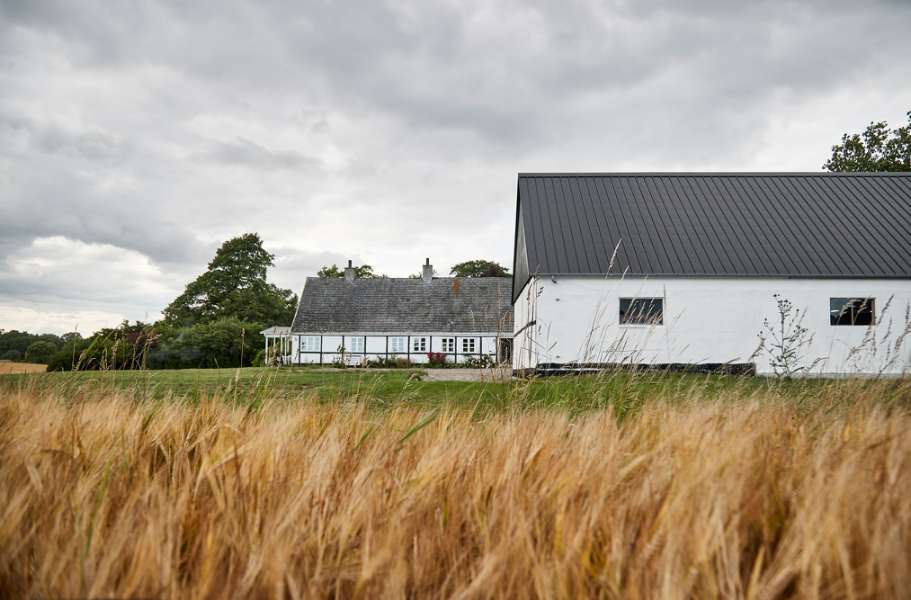 Bindingsværksgård ”tækket” med stålprofiler, Sneserevej 69, 4733 Tappernøje